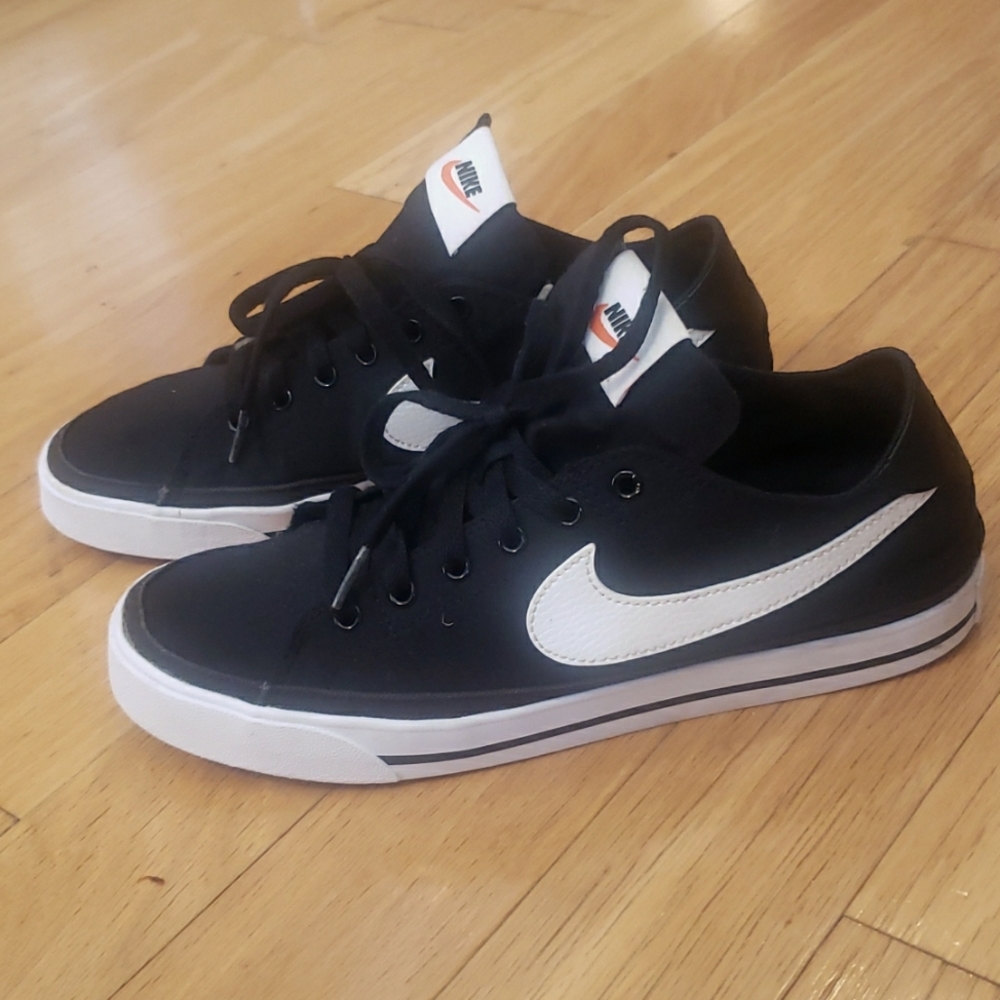 Women Nike shoes size 9.5